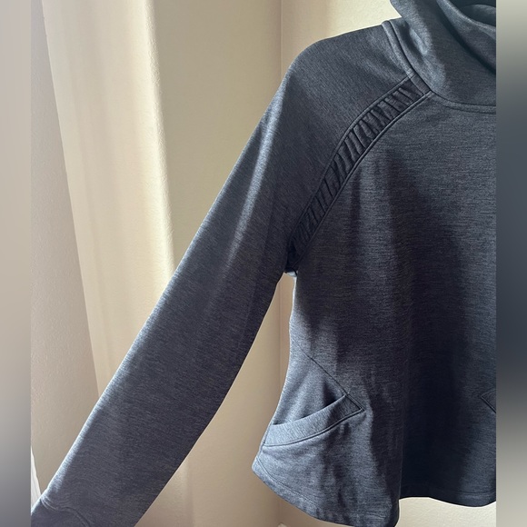 Women’s L Grey casual/workout sweater. - Picture 5 of 6